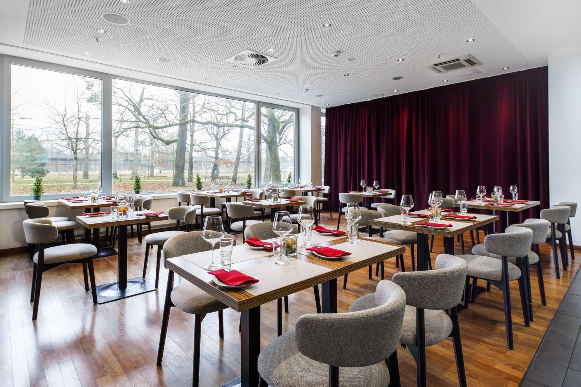 Park Inn By Radisson Frankfurt Airport Frankfurt am Main ภายนอก รูปภาพ
