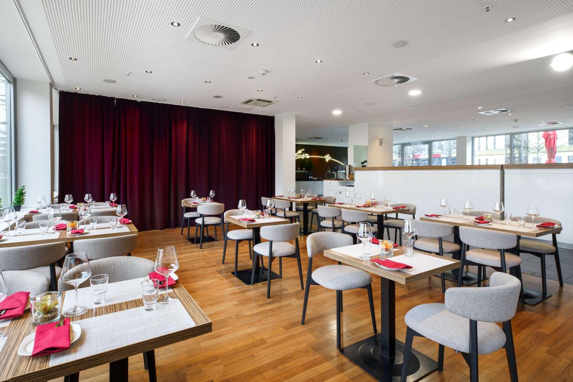Park Inn By Radisson Frankfurt Airport Frankfurt am Main ภายนอก รูปภาพ