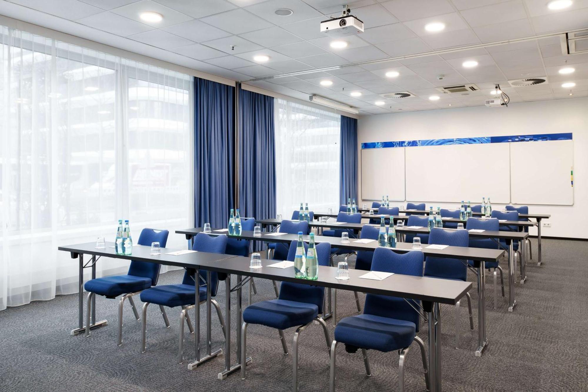 Park Inn By Radisson Frankfurt Airport Frankfurt am Main ภายนอก รูปภาพ